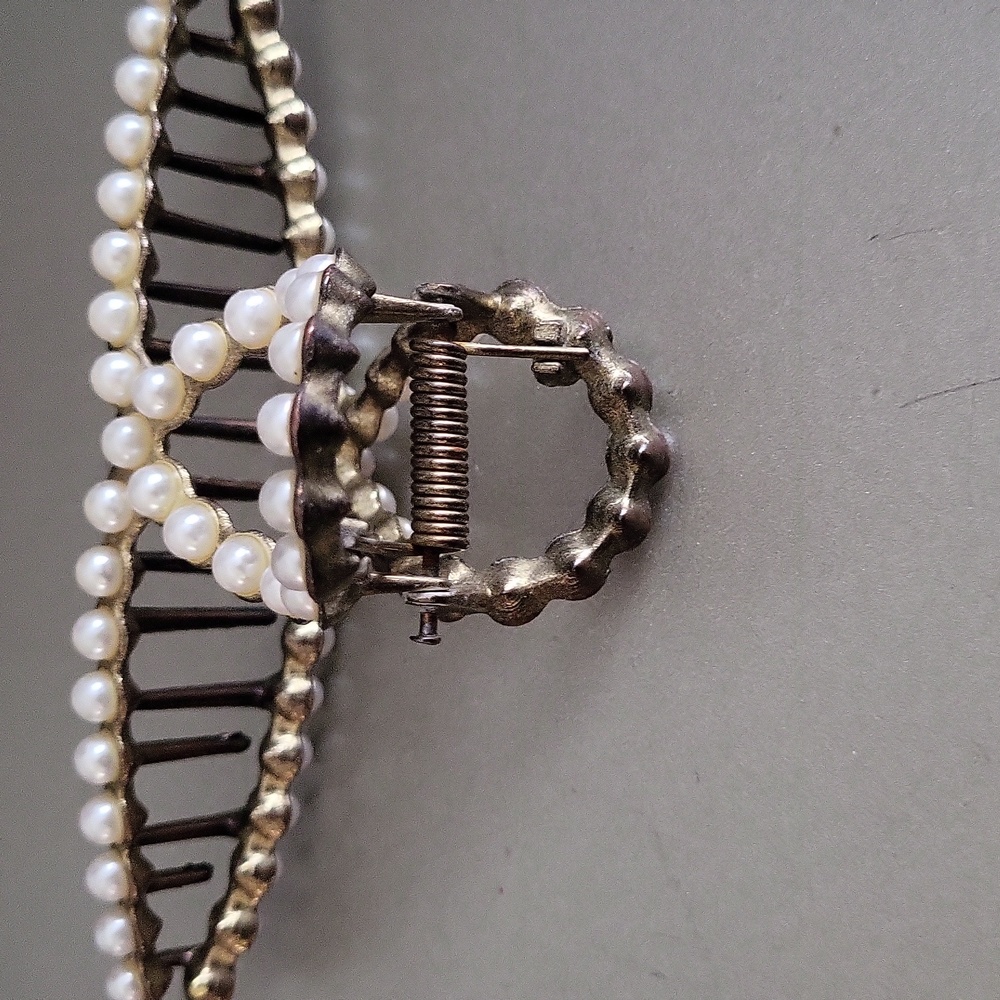 Vintage Pearl-Embellished Hair Clip and Floral Compact - Picture 5 of 7